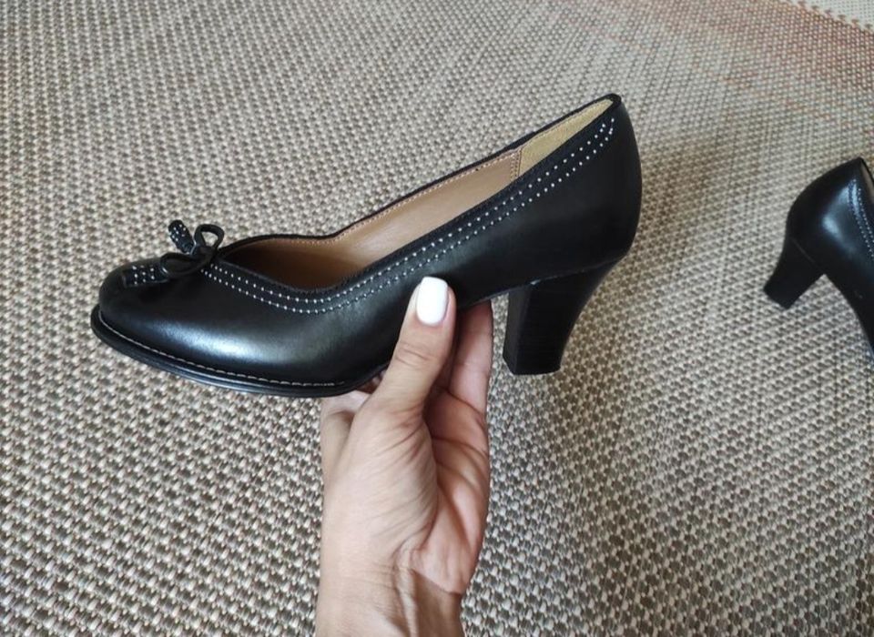 Нові шкіряні туфлі Clarks