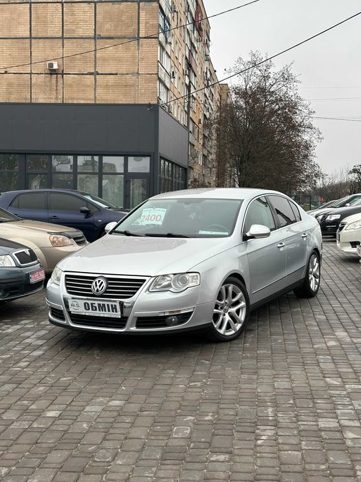 Працюємо щодня з 8.30 – 19.00 Авто знаходиться за адресою просп. 200-річчя Кривого Рогу 20А. Раді бачити кожного на території нашого салону.

Нік у Instagram та Facebook: autosturman.

Перший внесок покупки в кредит за 2220 $ (від 30 %)
Курс долару фіксується в гривні.

Стильний та доглянутий Volkswagen Passat B6 2007 року 200 к.с. — надійний німецький седан, що поєднує комфорт, динаміку та якість, перевірену часом. Автомобіль у привабливому технічному та візуальному стані, з сучасним салоном та економічним, але водночас потужним двигуном 2.0 FSI Turbo.

Комплектація
• Велика сучасна мультимедійна система
• Багатофункціональне кермо R-line
• Клімат-контроль
• Протитуманні фари
• Легкосплавні диски
• Електросклопідйомники
• Підігрів та електрорегулювання дзеркал
• Комфортні сидіння шкіра + алькантара
• Підлокітник
• Бортовий комп’ютер
• Центральний замок
• Круїз контроль
• Підігрів сидінь

Безпека
• 6 подушок безпеки
• ABS, ESP
• Система стабілізації
• ISOFIX
• Посилений кузов