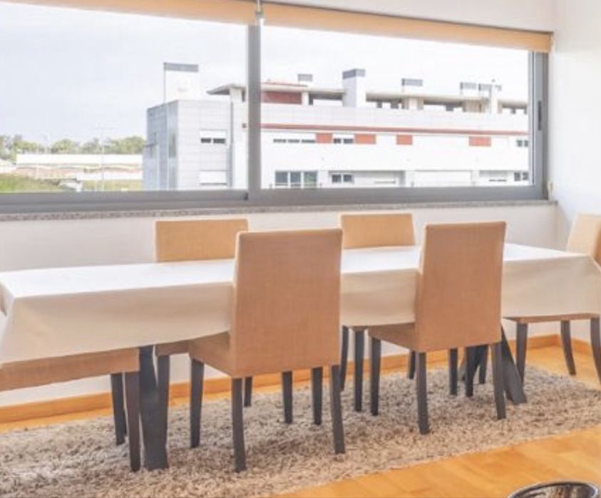 Mesa AREA com 6 cadeiras AREA. Vende-se items separados