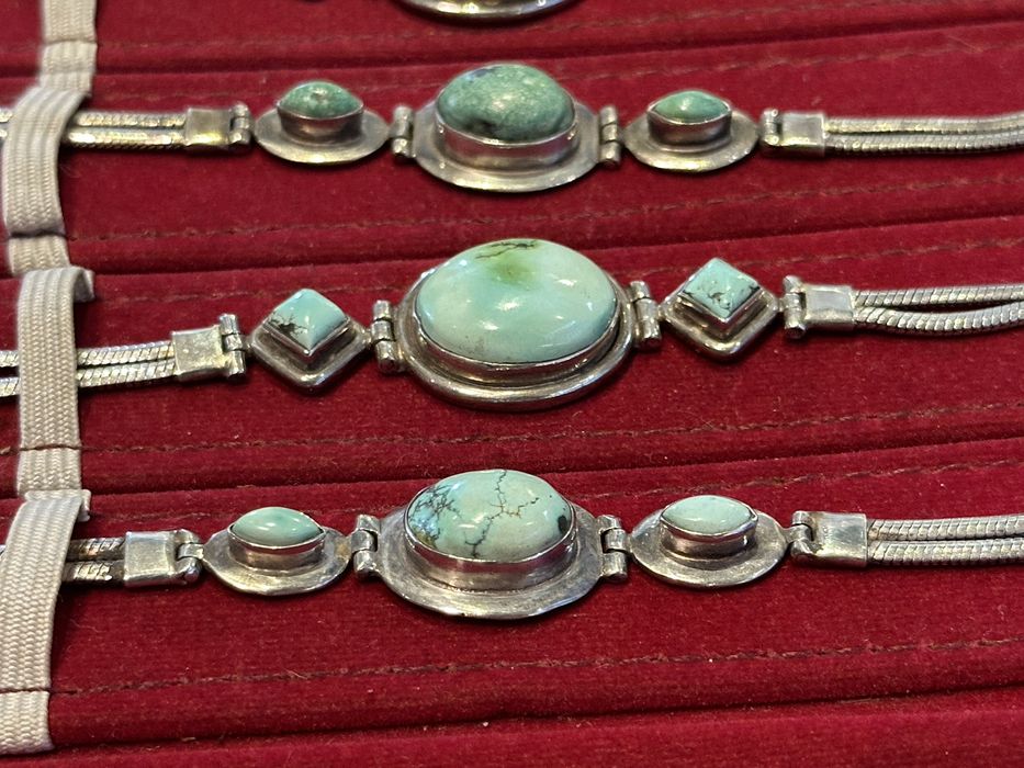 Pulseiras em prata de lei 92.5 e pedras. Origem: Índia