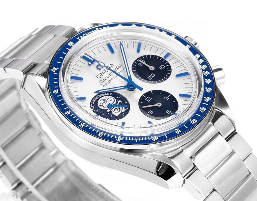Годинник кварцовий Omega Speedmaster "Silver Snoopy Award" 50th Anniversary features a 42mm