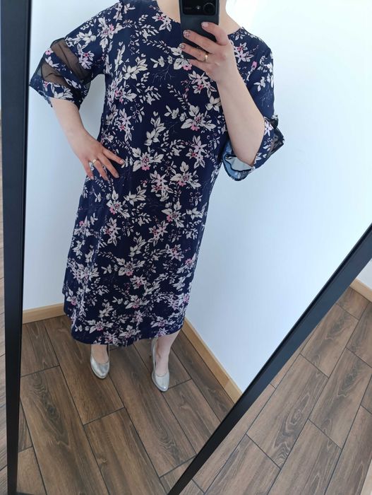 Elegancka midi sukienka w kwiaty pluis size 48/50