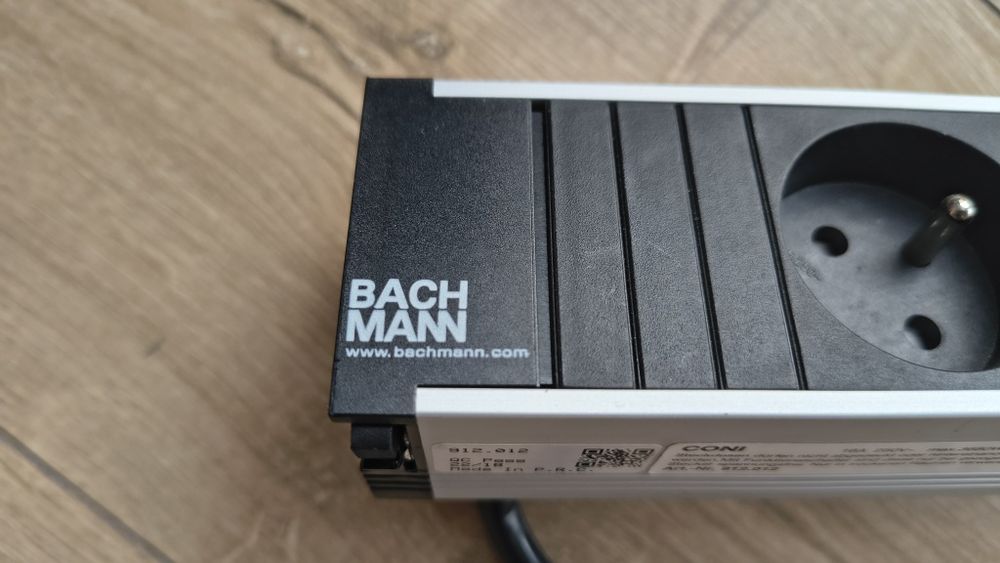 Puszka do systemu POWER FRAME z 3 gniazdami zasilania. Puszka z 3 gnia