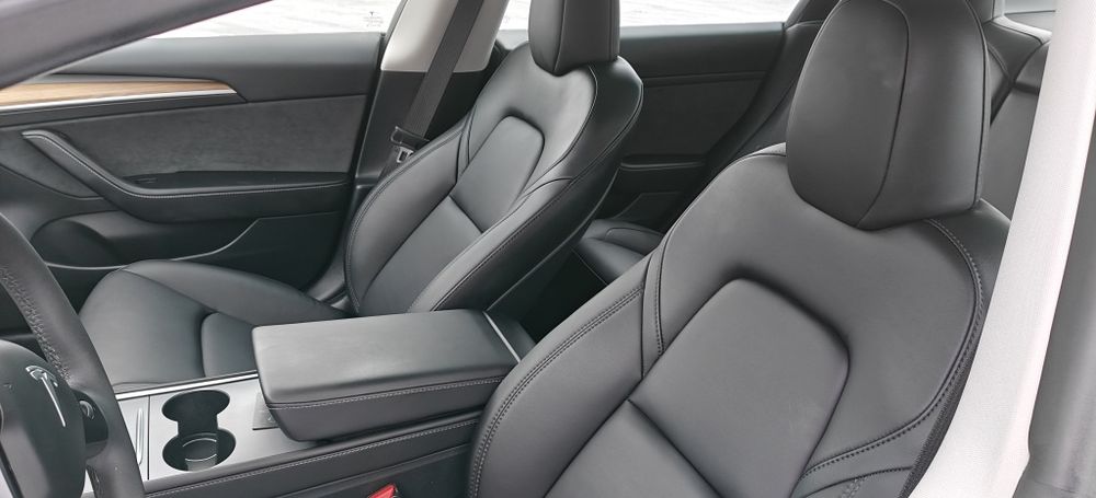 Tesla model 3 2023 рік