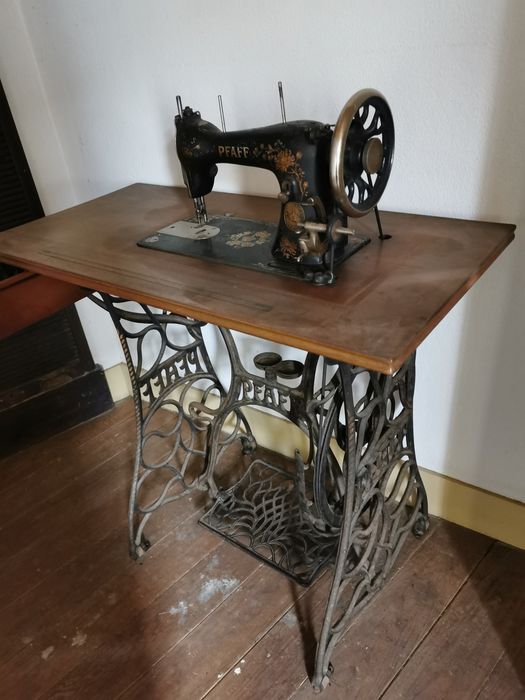 Máquina de costura muito antiga PFAF