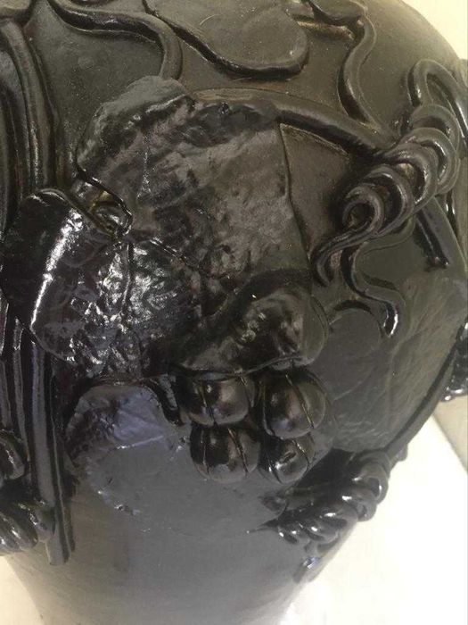 Jarrão de barro com relevo