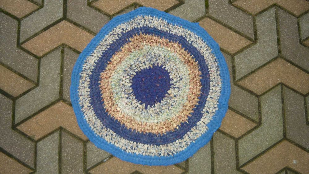 Dywanik okrągły 55 cm szydełkowany ze sznurków skrawków wiejski