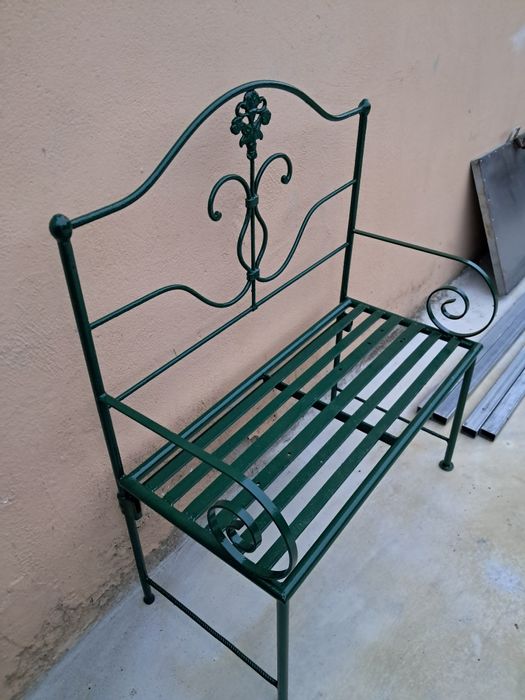 Bancos em ferro forjado para jardim.
