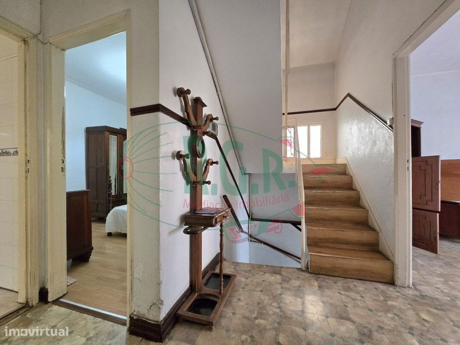 INVESTIMENTO - T5 Entrada Independente | Garagem | Peq. Quintal | C...