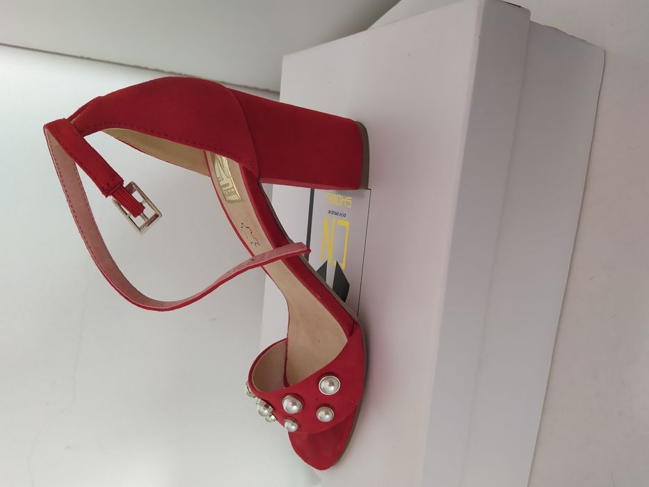 Sapatos cerimônia novos na caixa