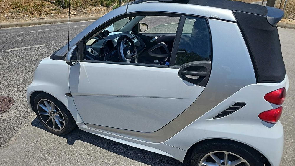 Smart cabrio de 2013 com 103.800 mil kms branco...carro esta impecável e importado...capota a trabalhar mt bem..