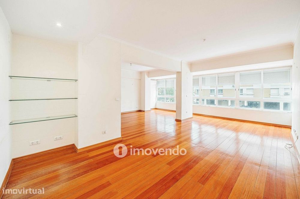 Apartamento T3, com estacionamento, na Portela