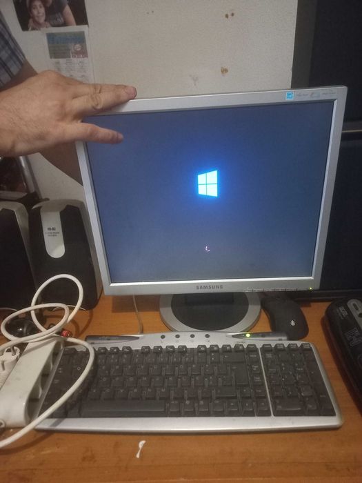 Computador fixo, teclado, monitor, colunas e camara