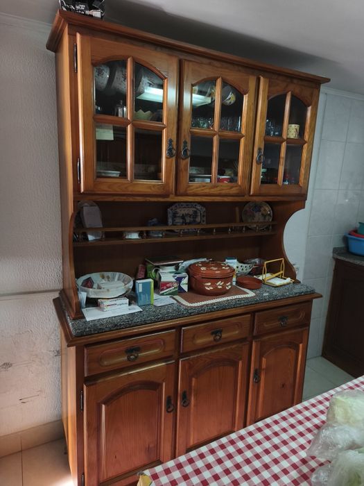 Armário cozinha em madeira com pedra mármore