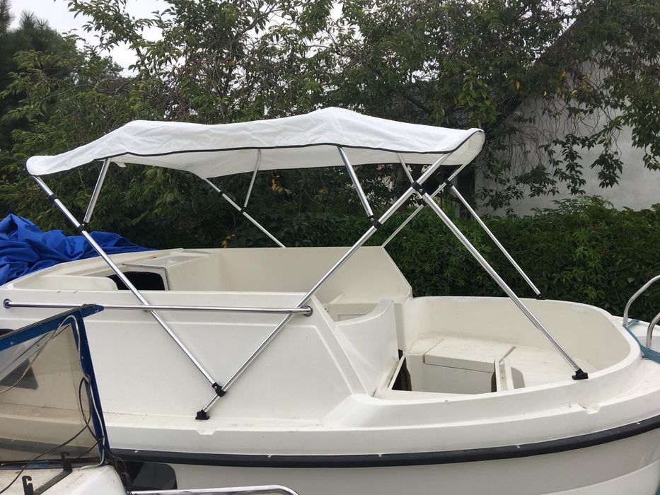 Łódź Motorowa z silnikiem i przyczepą.