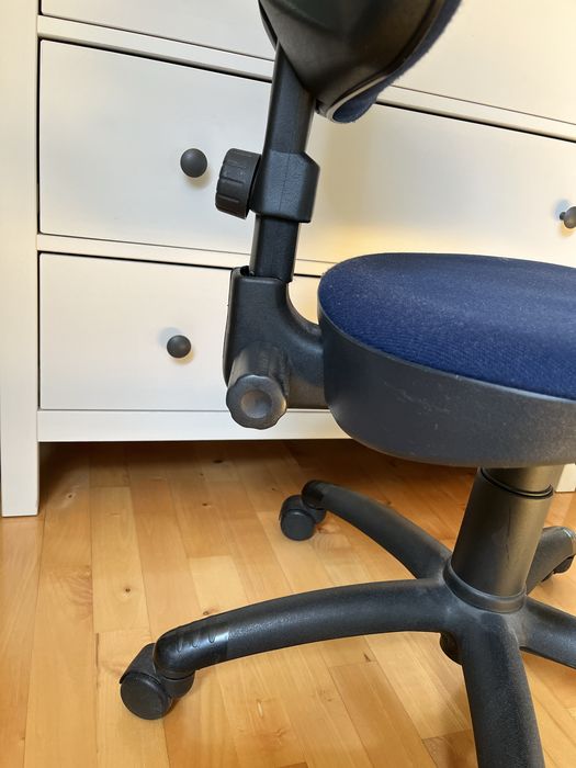 Krzesło komputerowe granatowe obrotowe