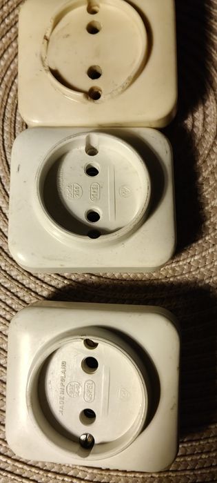 Stare gniazda elektryczne