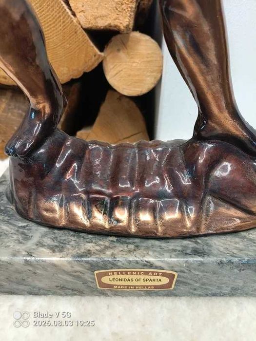 Duża miedziana figura Leonidas na marmurowej podstawie