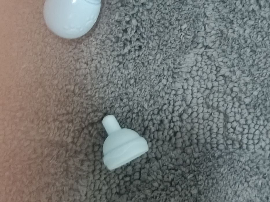 Brinquedo de gatinha com biberão do gênero femenino