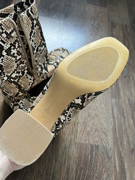 Стильні демісезонні ботильйони Stradivarius / Черевики під змію, р. 38