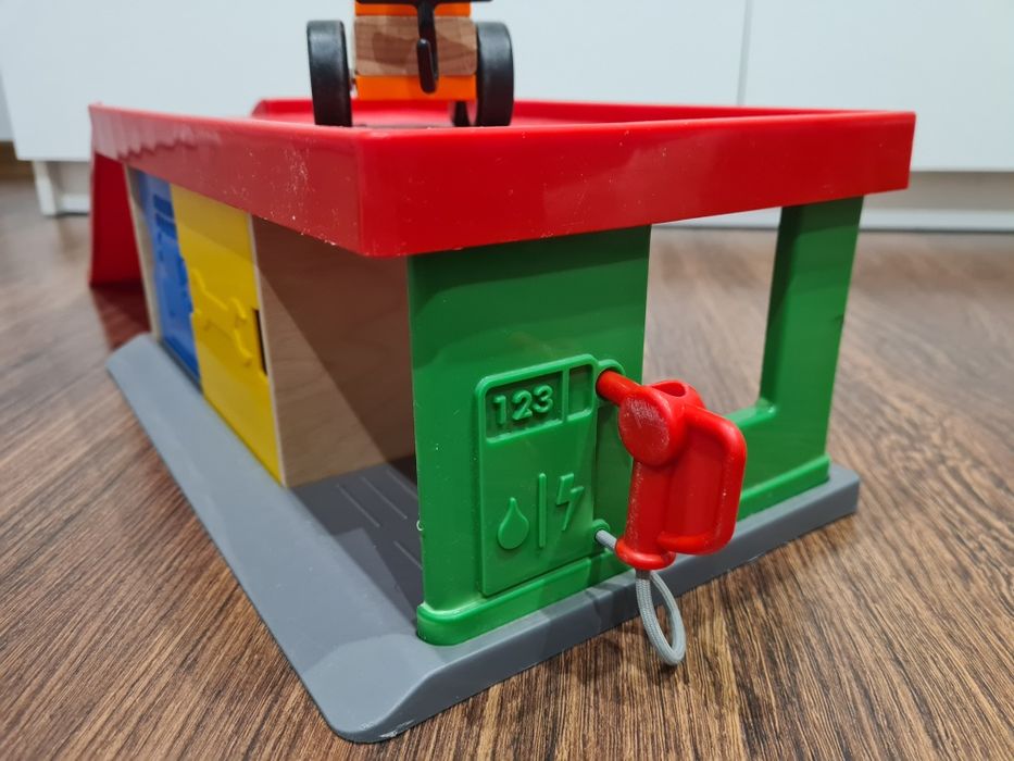 Drewniany parking ikea + przebijanka trefl