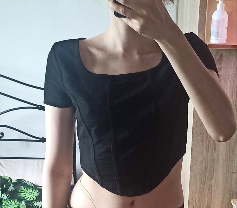 Nowy czarny crop top