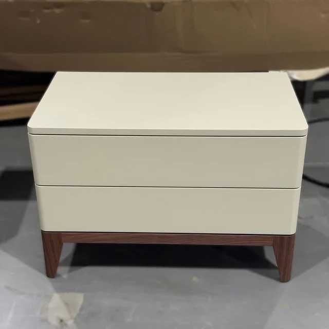 Mesinha de cabeceira lacada