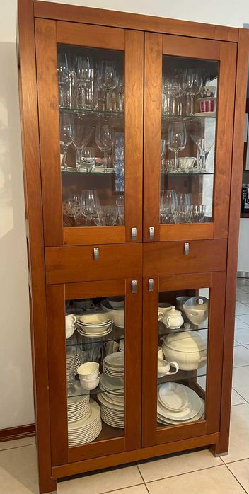 Zestaw mebli - stół, 8 krzeseł, komoda, witryna i lustro