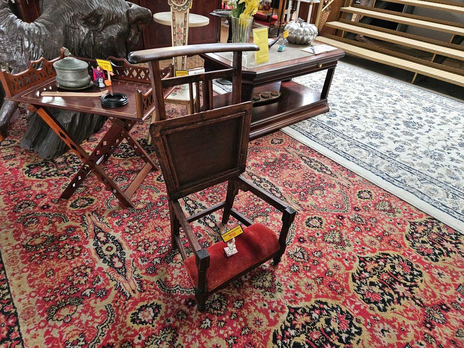 Cadeira antiga muito peculiar - Muito bom