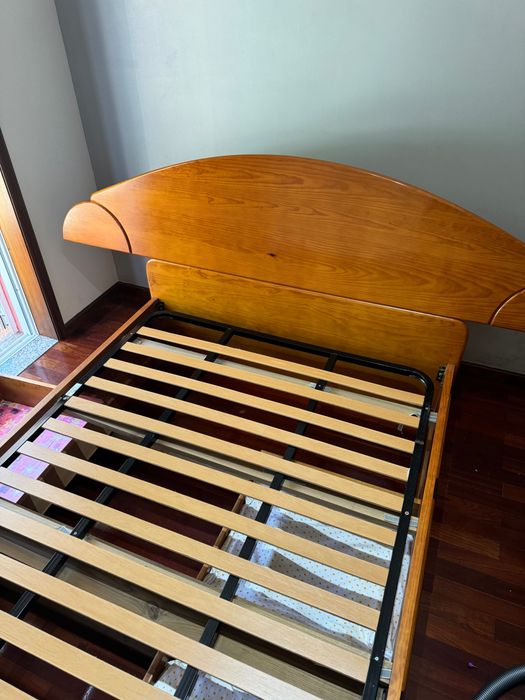 Cama de casal com mesinhas de cabeceira