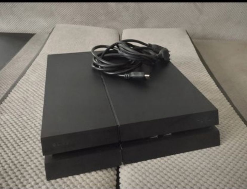 Playstation 4 plus gry i dwa pady