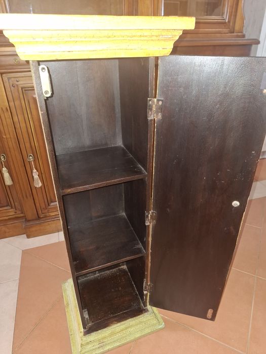 Pequeno móvel de apoio decorativo