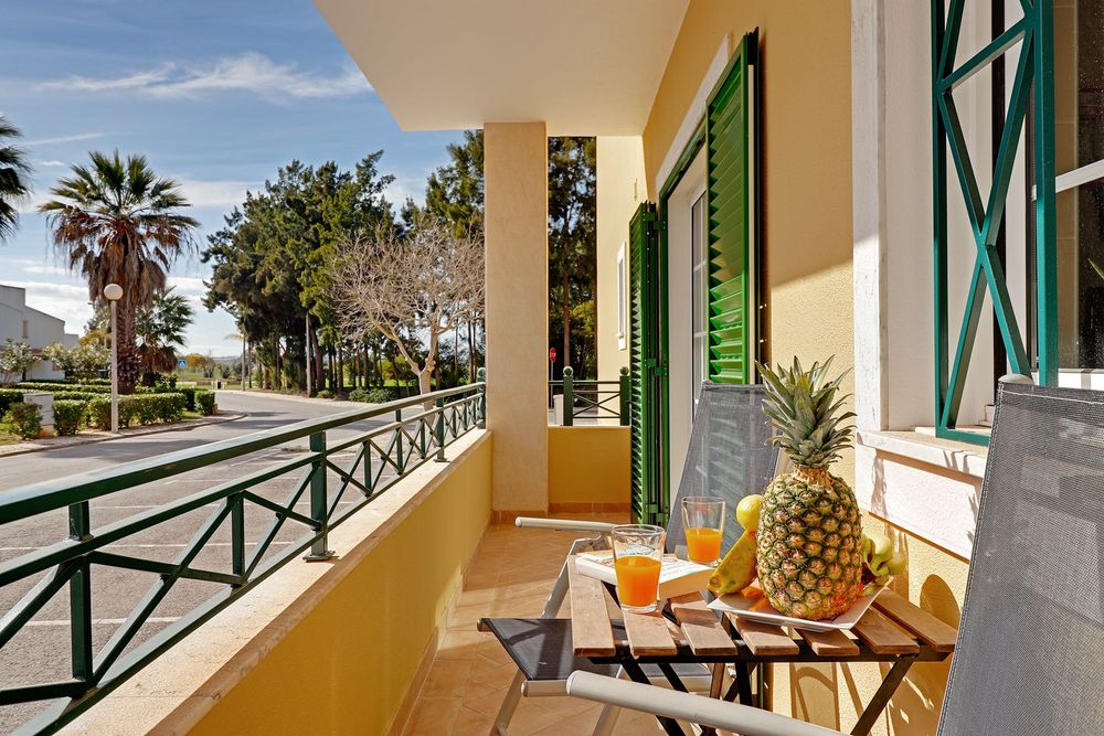 FÉRIAS EM VILAMOURA - Apartamento, em condominio com Jardim, Piscinas, Jacuzzi, e Garagem. A 1 km da praia da falésia