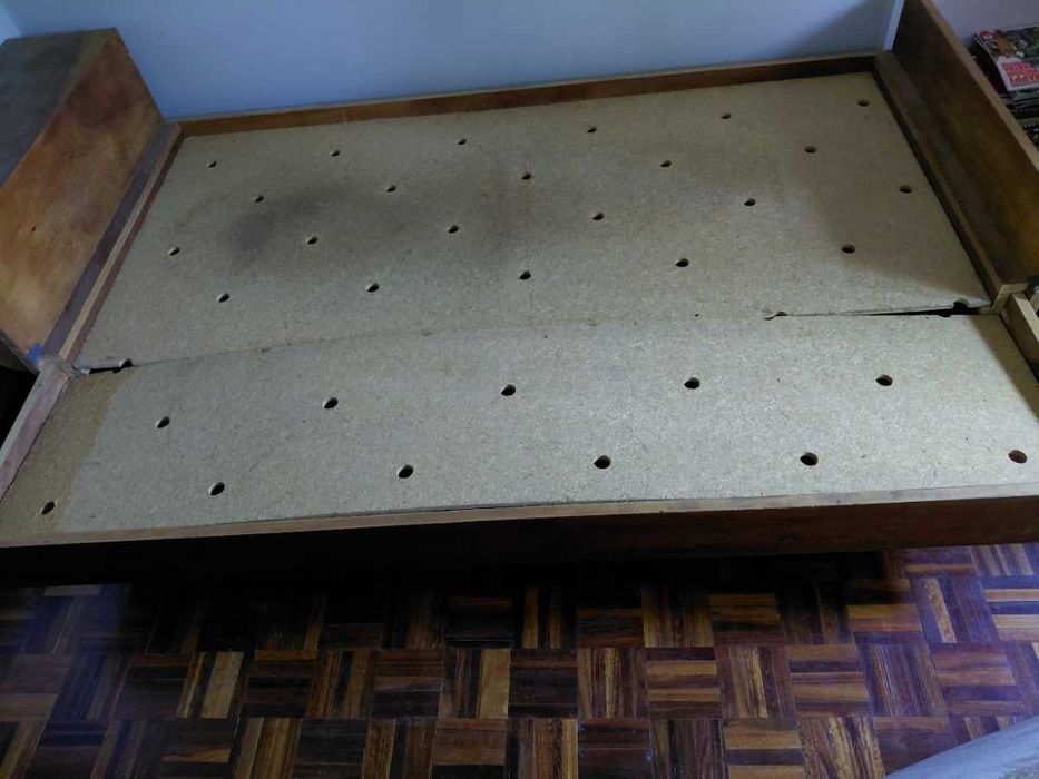 Cama sofá e mesinha
