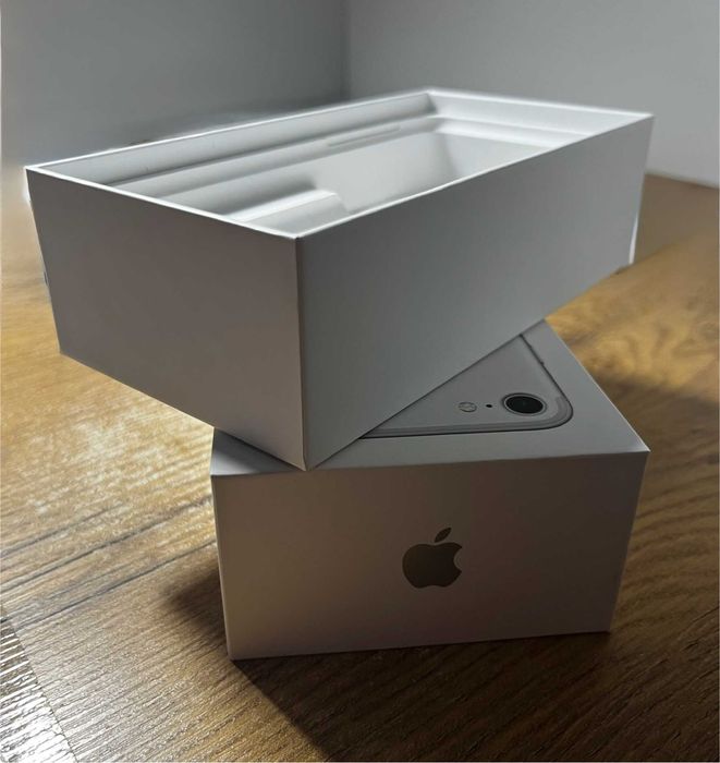 Pudełko po białym Iphonie 7
