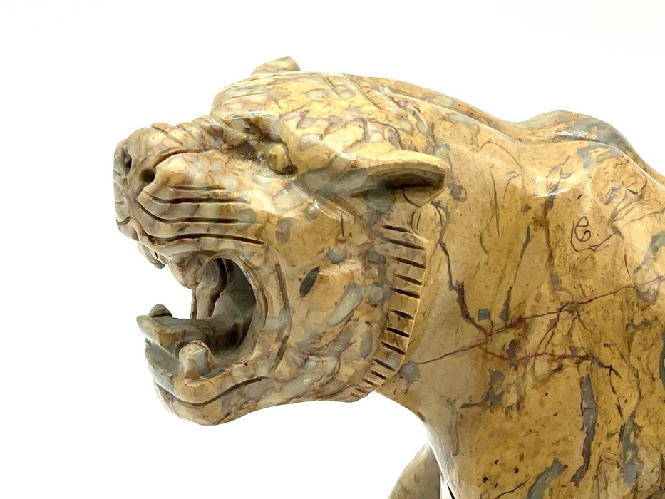 Tigre oriental em pedra jaspe brecha amarelo