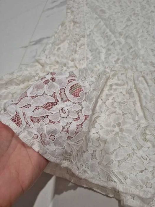 Biała koronkowa bluzka z baskinką Vero Moda
