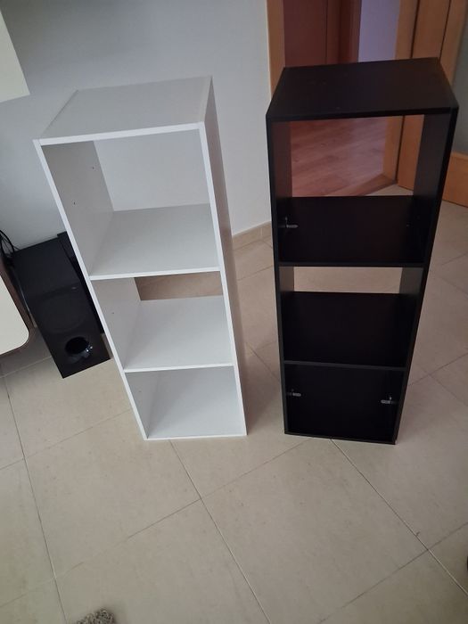 Vendo estante de livros preta e branca