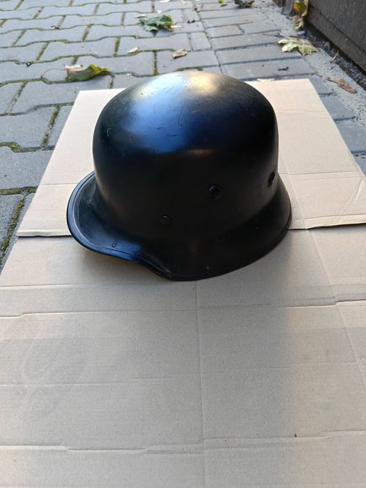 Hełm powojenny w stylu niemieckiego Stahlhelma