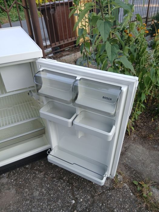 Mała lodówka z małym zamrażarnikiem firmy BOSCH w bardzo dobrym stanie