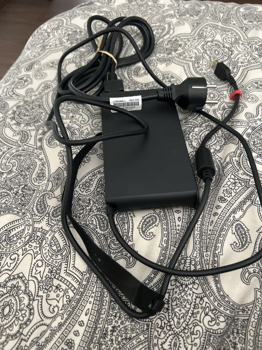 Carregador universal slim LENOVO por estrear de 230 W