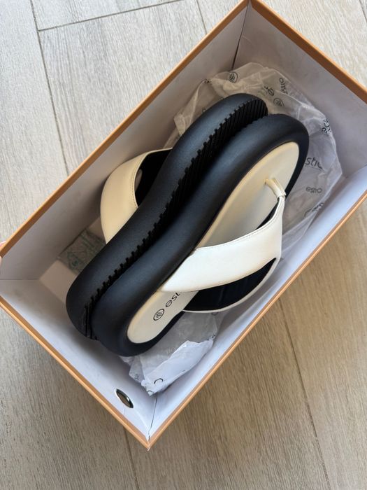 Шкіряні вʼєтнамки Estro