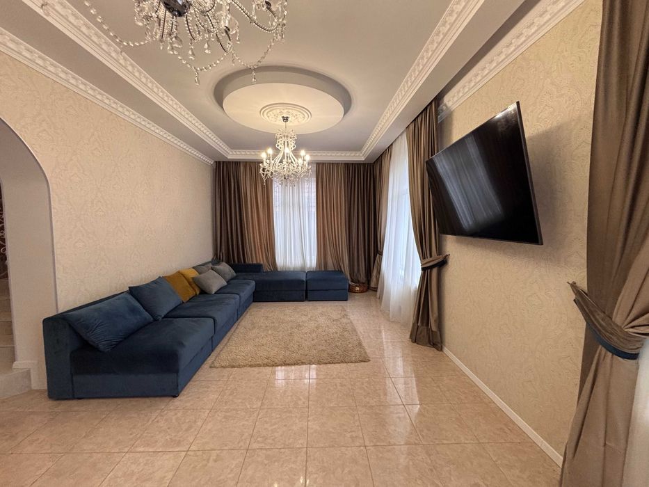 Сучасний двоповерховий будинок з ремонтом на 5 сотках