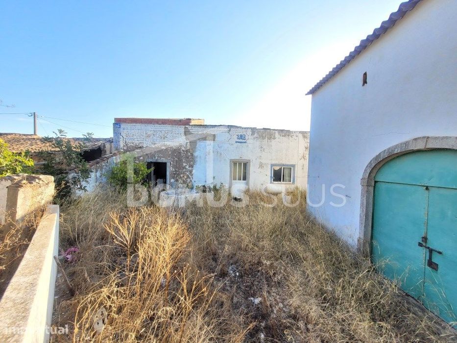 Set of Detached Single-Storey Houses for Restoration