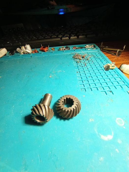 Шестерня редуктора бензокоси ( на вал квадрат)