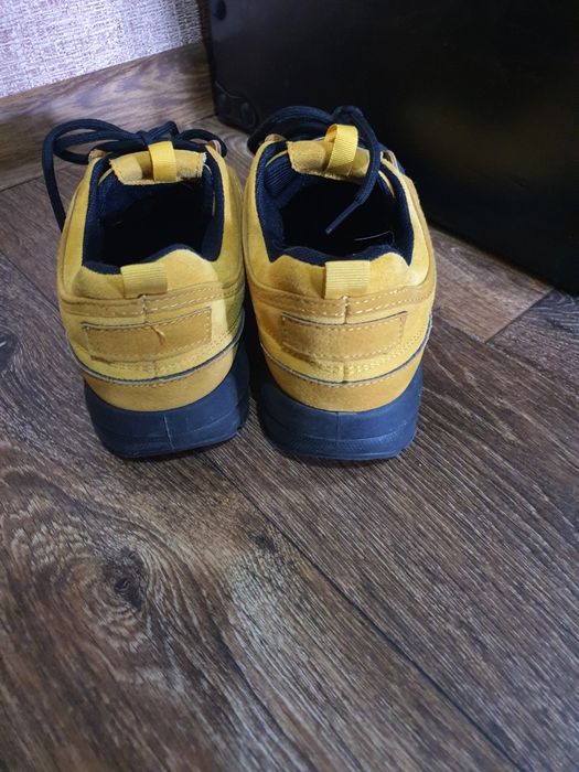 Удобні, практичні жіночі кросівки.