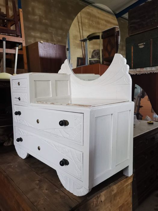 Móvel aparador e toucador Arte Nova
em bom estado com algumas mar