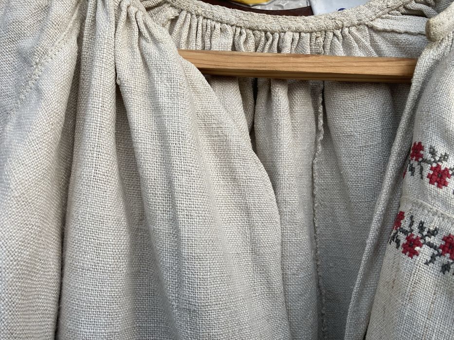 Старовинні вишиванки жіночі з домотканого конопляного полотна, ХХ ст.