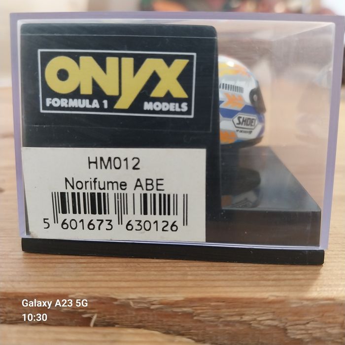 Miniatura Capacete 1:12 ONYX HM012 — Norifumi Abe (MotoGP / Shoei)