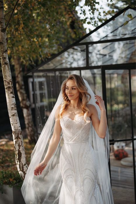 Suknia ślubna z podpinanym trenem i długim welonem